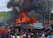 Warga Kota Padangsidimpuan Saksikan Kebakaran 5 Kios/Rumah