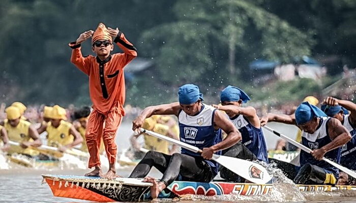 Lagunya Diviralkan Bocah Pacu Jalur, Penyanyi AS Melly Mike Ingin Tampil di Riau tanpa Bayaran