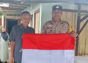 Personil Polres Padangsidimpuan Bagikan Bendera kepada Penguna Jakan