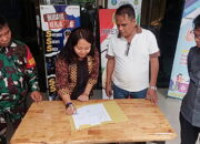 Dr Maruli Siahaan Serahkan Mesin Babat Rumput ke Warga Cinta Damai Medan